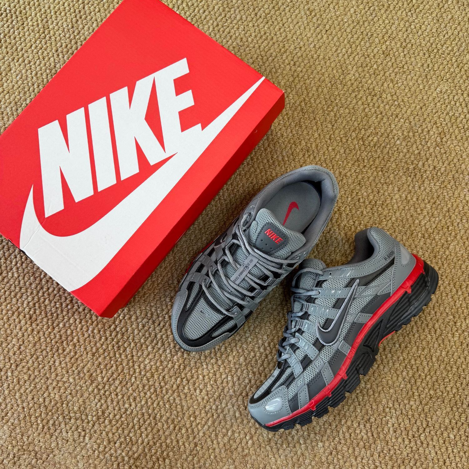 Nike P-6000 – Cool Grey / University Red / Anthracite